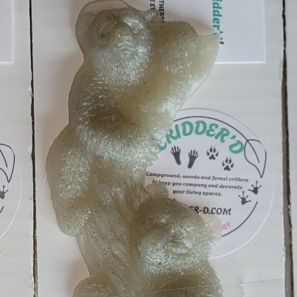 BEARS on a Tree WHITE GRAY Resin Figurine New collectible animal mountains - Picture 2 of 3